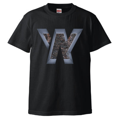 どこへ行こうが背後に木がある Tシャツ